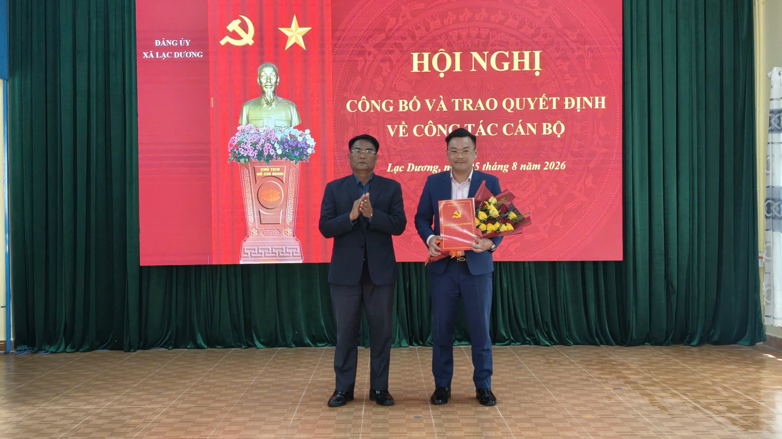 Đảng ủy xã Lạc Dương tổ chức Hội nghị công bố và trao quyết định về công tác cán bộ.