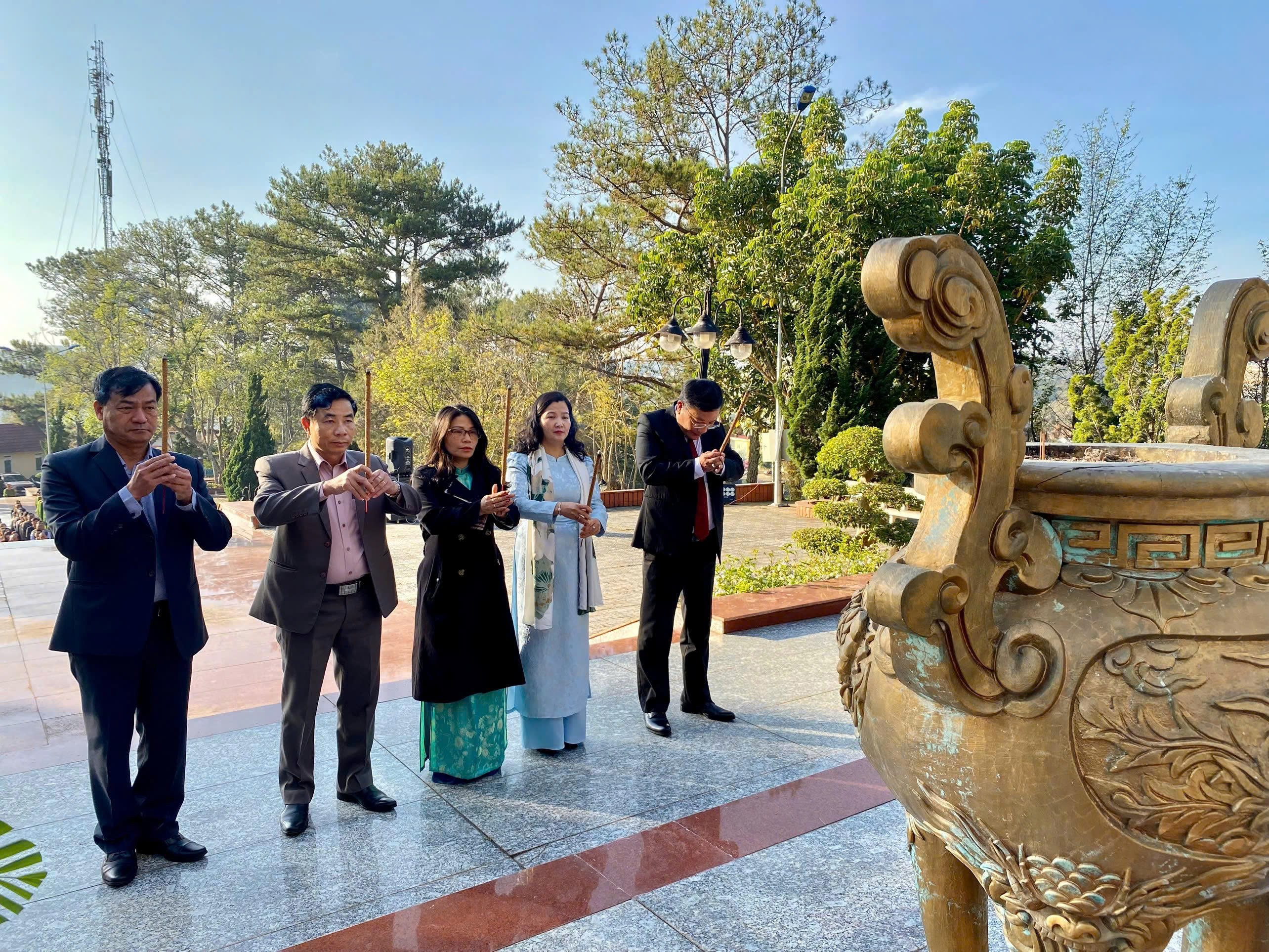 Phường Lang Biang – Đà Lạt: Viếng Đài tượng niệm các anh hùng liệt sỹ nhân dịp đầu xuân năm mới 2026