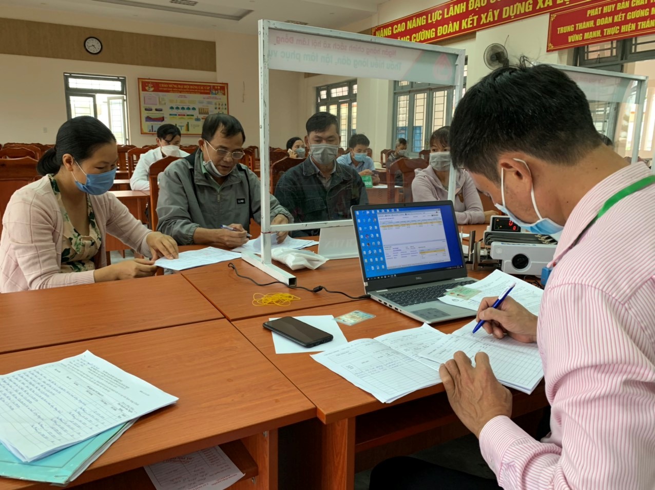 Phòng giao dịch NHCSXH Bảo Lộc thực hiện giảm lãi suất cho vay đối với khách hàng bị ảnh hưởng sau cơn bão số 13