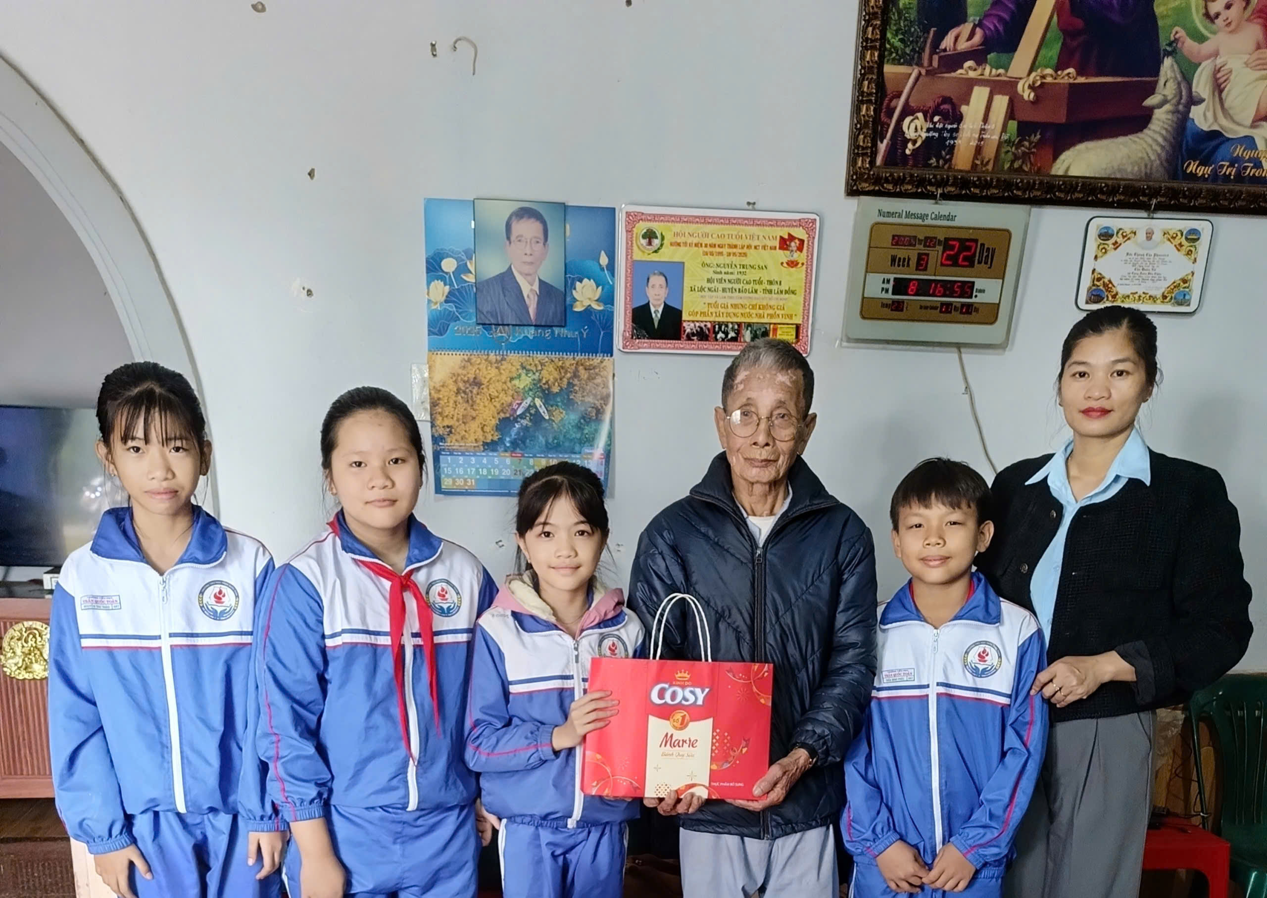 THĂM HỎI GIA ĐÌNH CÓ CÔNG VỚI CÁCH MẠNG NHÂN KỶ NIỆM NGÀY THÀNH LẬP QUÂN ĐỘI NHÂN DÂN VIỆT NAM 22/12