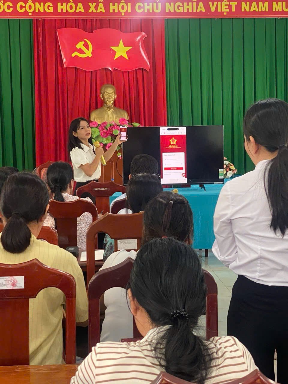 THỨ BẢY – CÙNG NGƯỜI DÂN THỰC HÀNH CHUYỂN ĐỔI SỐ