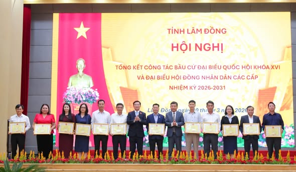 XÃ ĐƠN DƯƠNG VINH DỰ ĐƯỢC KHEN THƯỞNG TRONG CÔNG TÁC BẦU CỬ ĐẠI BIỂU QUỐC HỘI KHÓA XVI VÀ ĐẠI BIỂU HĐND CÁC CẤP NHIỆM KỲ 2026 – 2031