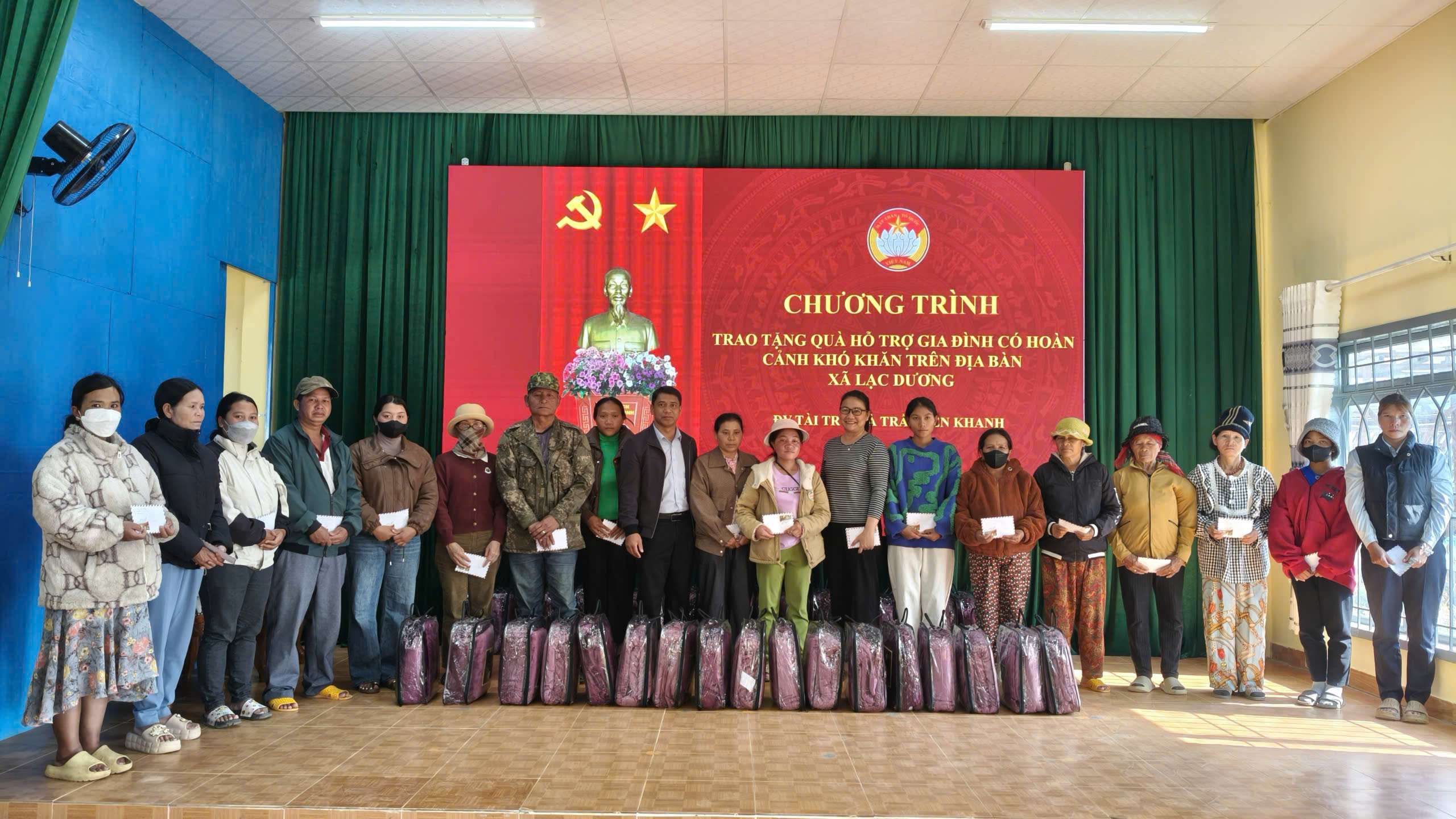 UBMTTQ Việt Nam xã Lạc Dương phối hợp tổ chức trao tặng quà cho hội viên có hoàn cảnh khó khăn.