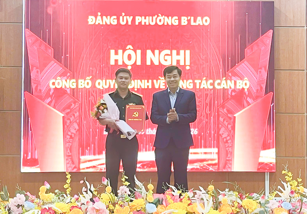 PHƯỜNG B’LAO: CÔNG BỐ QUYẾT ĐỊNH VỀ CÔNG TÁC CÁN BỘ