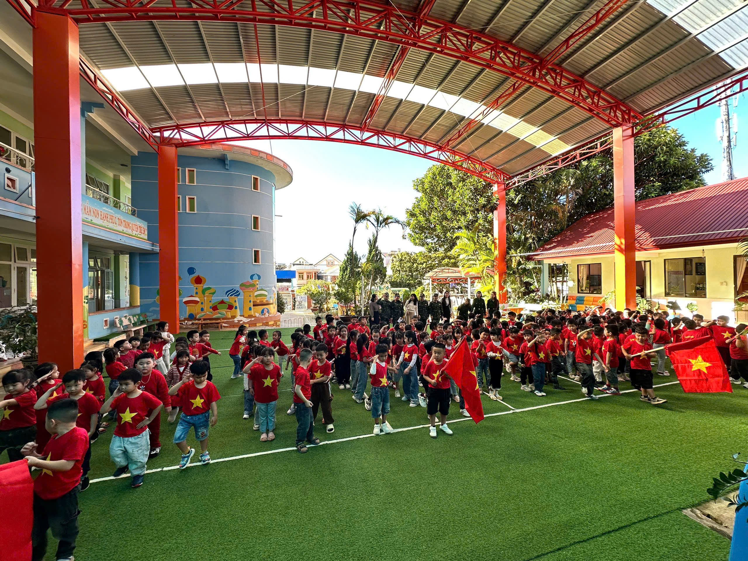 Trường Mầm non 12, Phường Lâm Viên - Đà Lạt đã tổ chức sân chơi trải nghiệm “Bé tập làm chú bộ đội” cho các bé