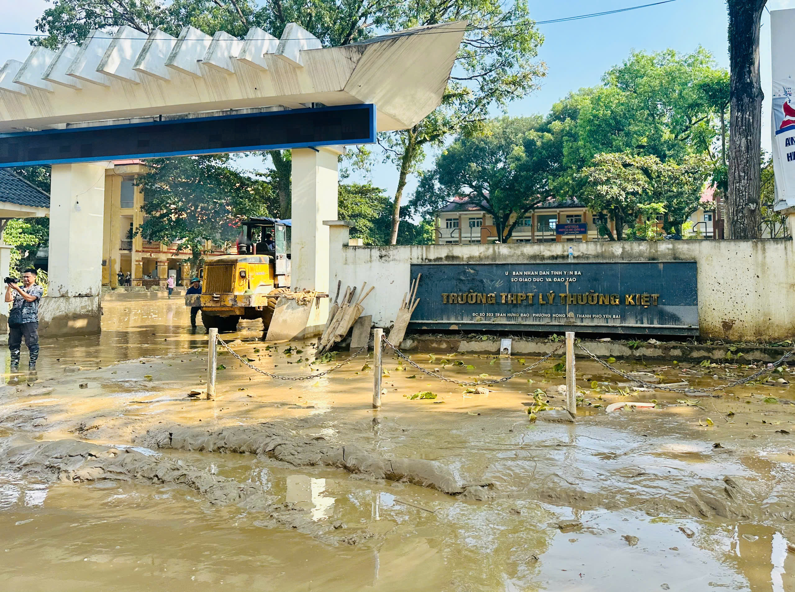 Xem xét hỗ trợ học phí cho học sinh tại vùng bị ảnh hưởng bởi bão lũ