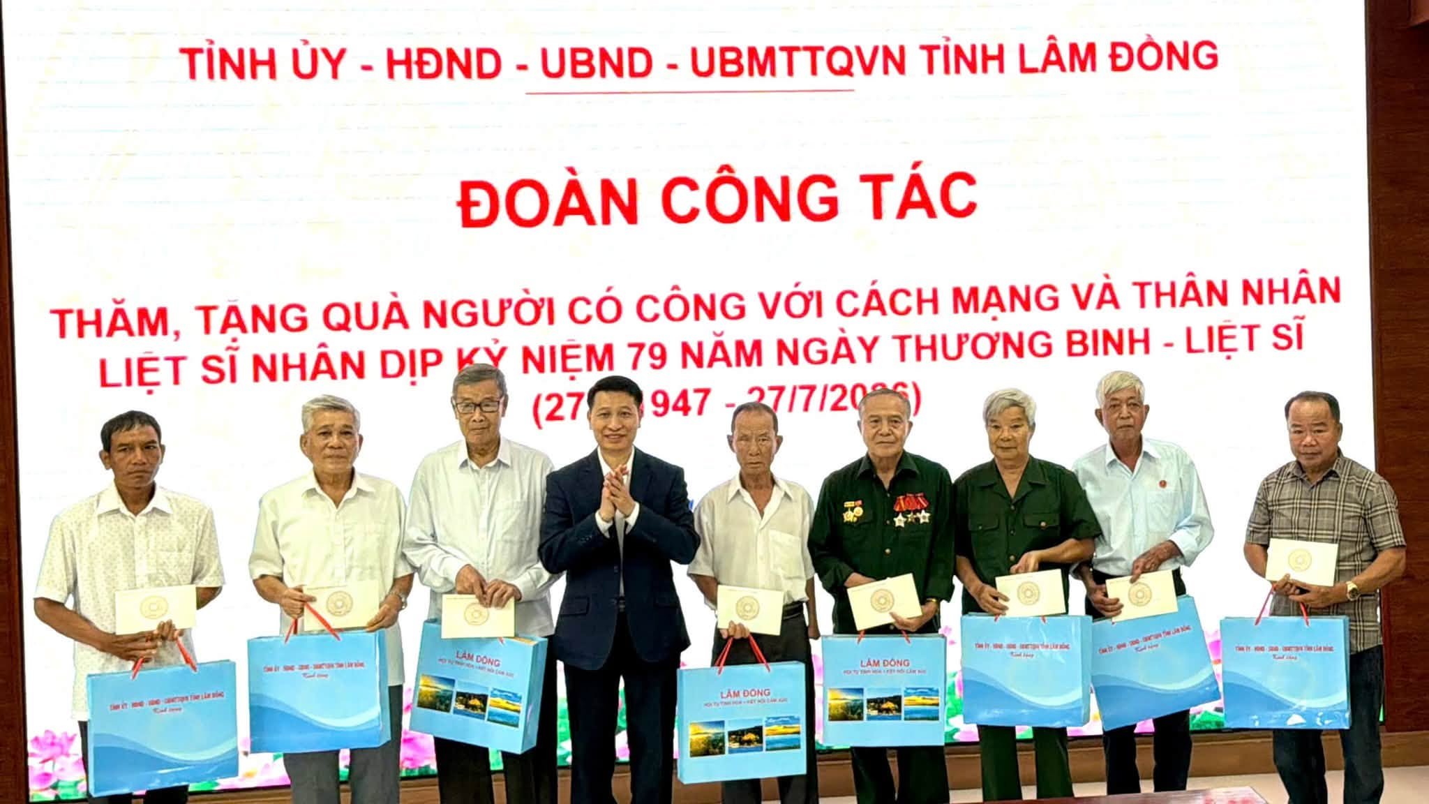 ĐOÀN CÔNG TÁC TỈNH LÂM ĐỒNG THĂM, TẶNG QUÀ NGƯỜI CÓ CÔNG VỚI CÁCH MẠNG NHÂN DỊP KỶ NIỆM 79 NĂM NGÀY THƯƠNG BINH - LIỆT SĨ (27/7/1947 - 27/7/2026)