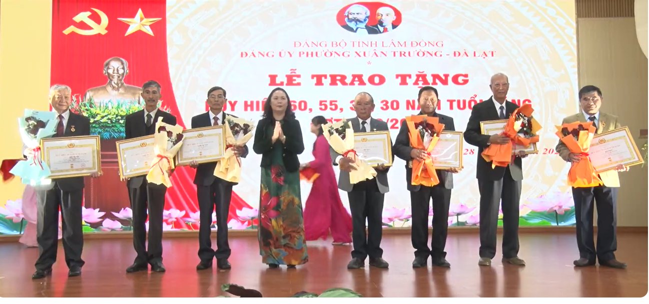 Lễ trao tặng Huy hiệu 60, 55, 35, 30 năm tuổi đảng