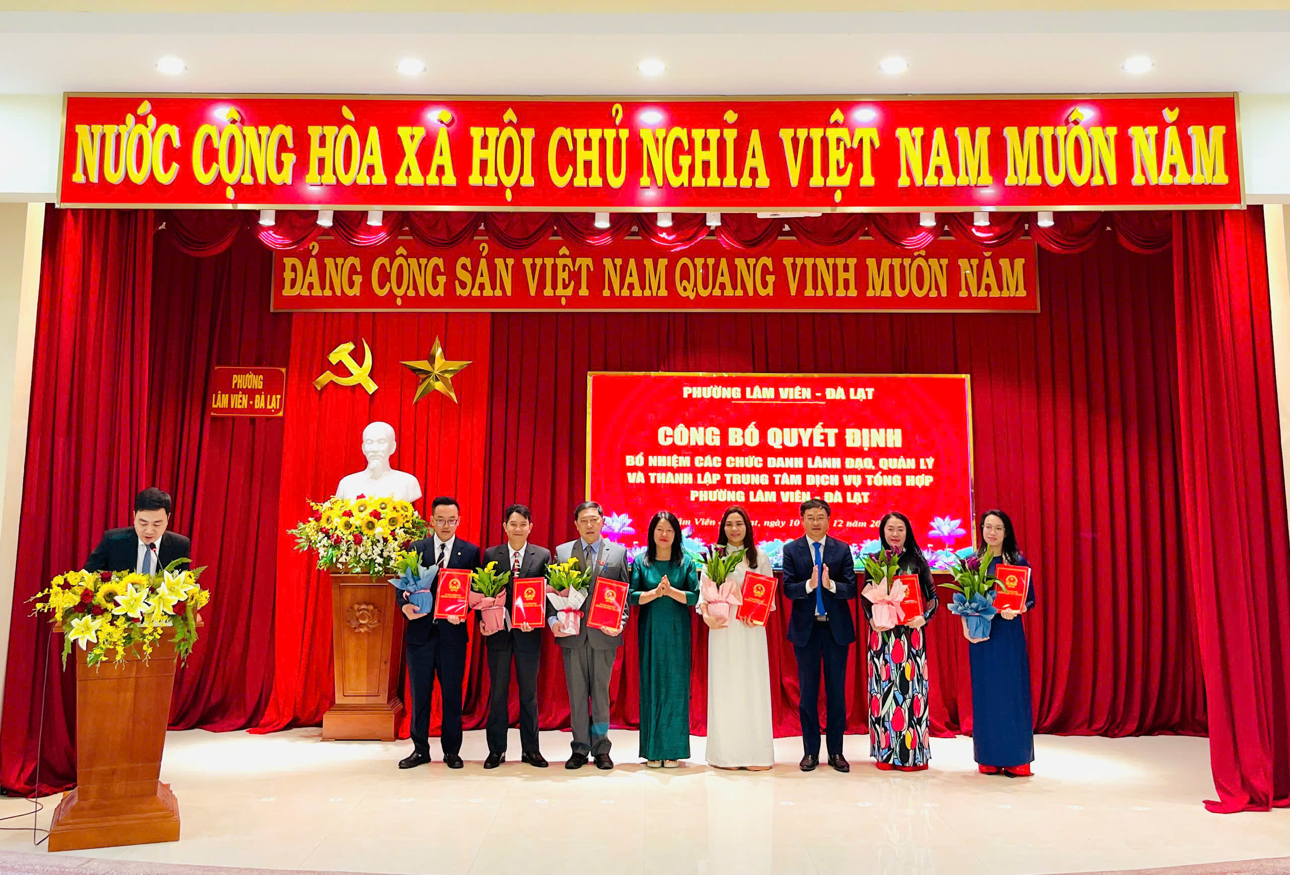 LỄ CÔNG BỐ QUYẾT ĐỊNH BỔ NHIỆM CÁC CHỨC DANH LÃNH ĐẠO, QUẢN LÝ VÀ THÀNH LẬP TRUNG TÂM DỊCH VỤ TỔNG HỢP PHƯỜNG LÂM VIÊN - ĐÀ LẠT