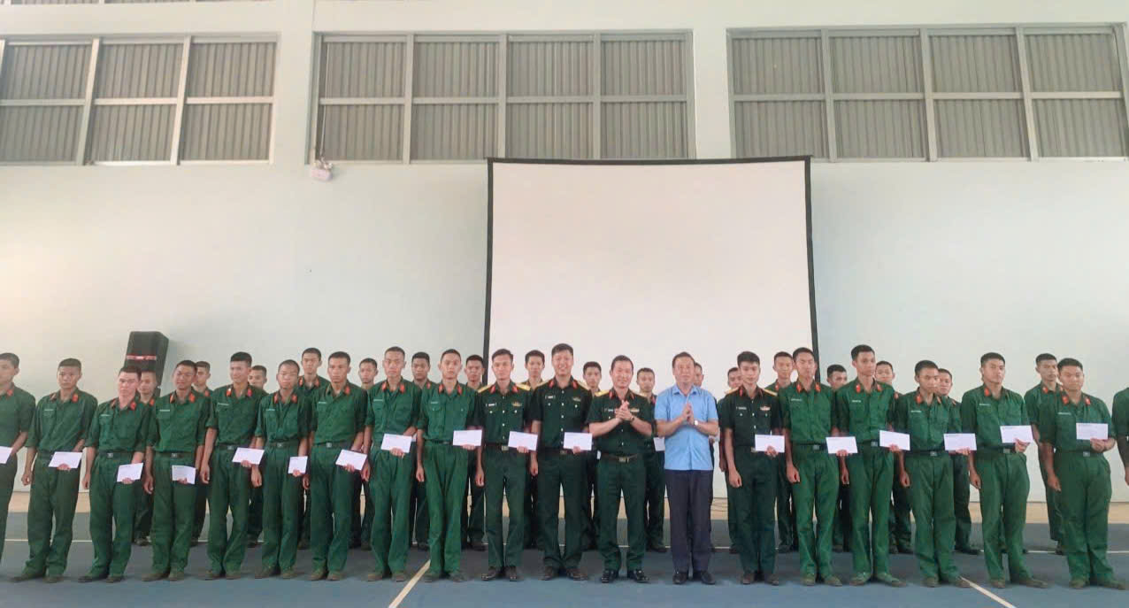 Đoàn công tác Phường 3 Bảo Lộc thăm hỏi, động viên chiến sĩ mới nhập ngũ năm 2026