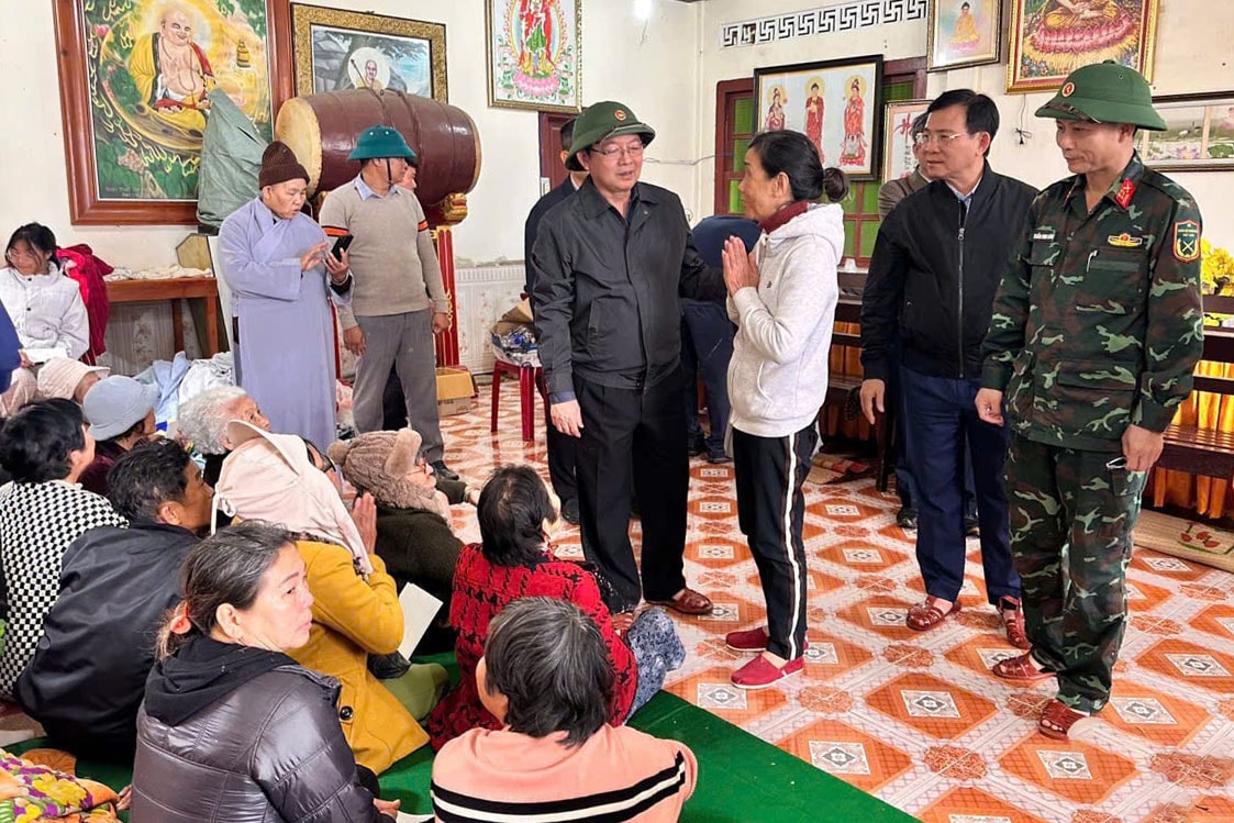 Phó Thủ tướng Hồ Quốc Dũng thăm hỏi, trao quà hỗ trợ người dân vùng lũ tại Lâm Đồng