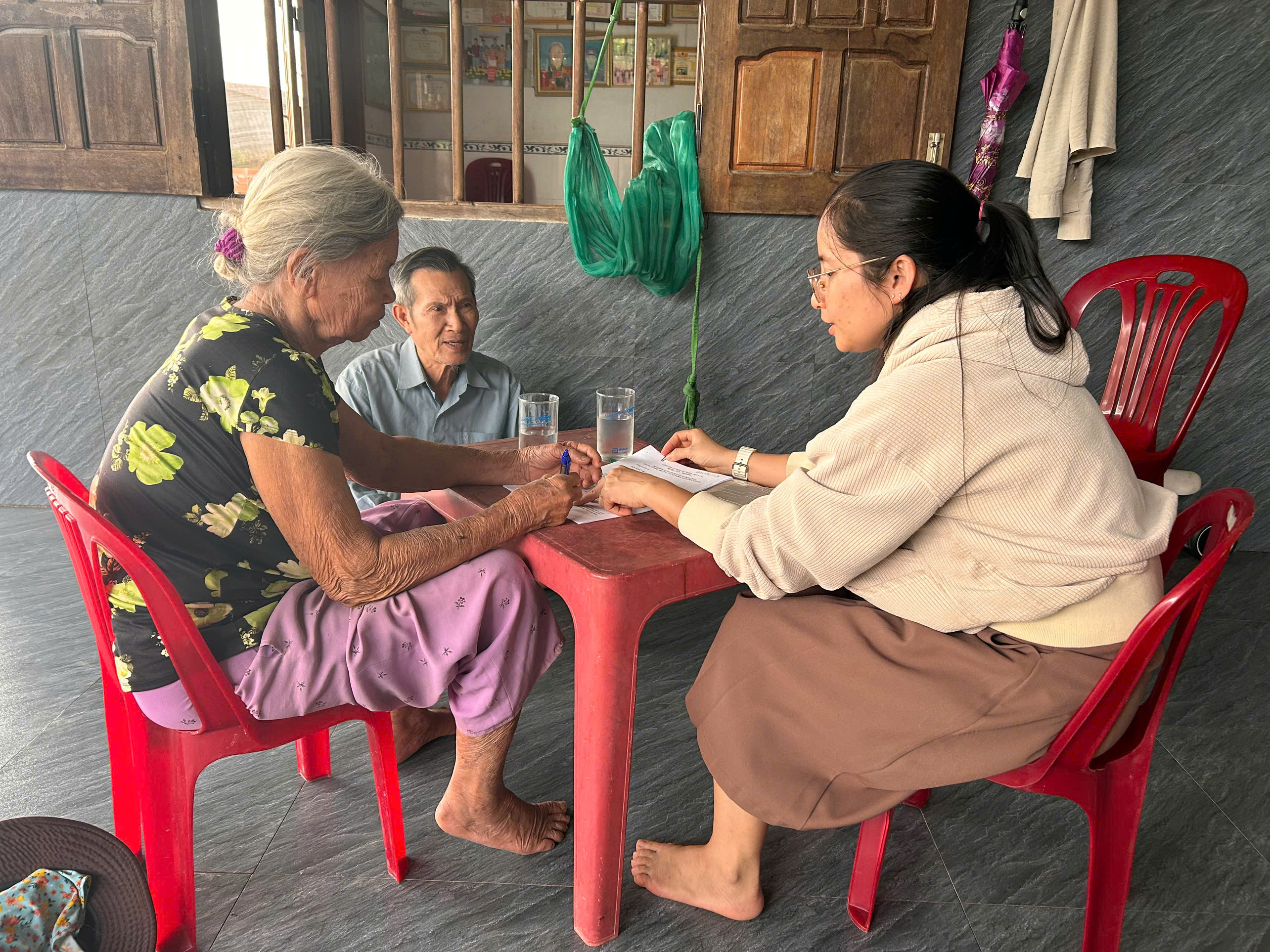 Cán bộ, công chức xã Cát Tiên 3 tận tâm, trách nhiệm trong giải quyết thủ tục hành chính cho công dân