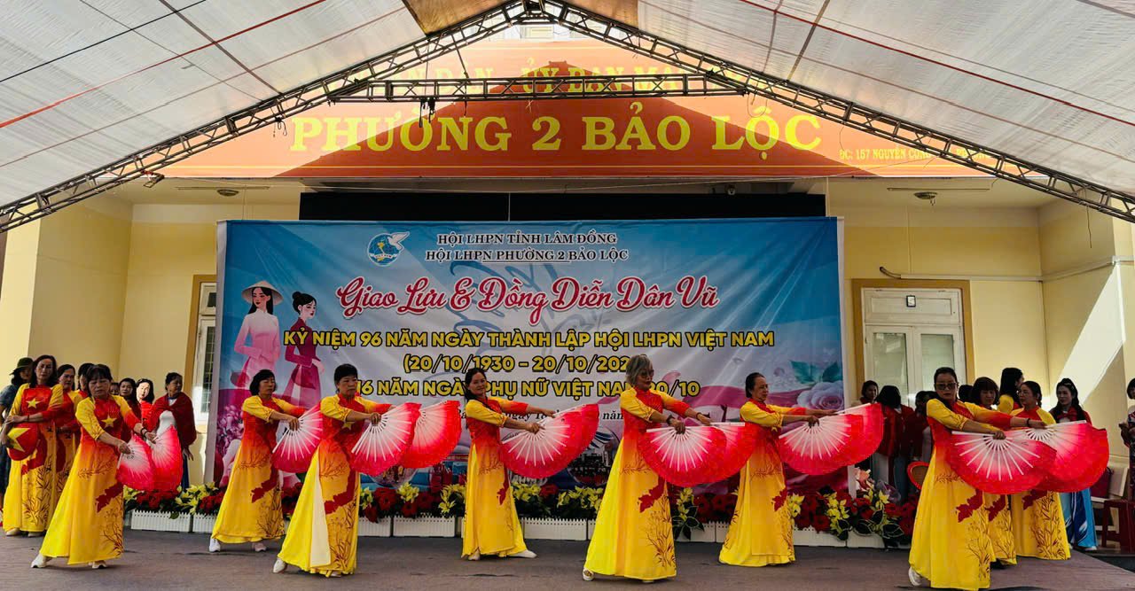 Rực rỡ sắc màu tại Liên hoan dân vũ chào mừng ki niệm 96 năm ngày thành lập Hội LHPN Việt Nam và 16 năm ngày Phụ nữ Việt Nam