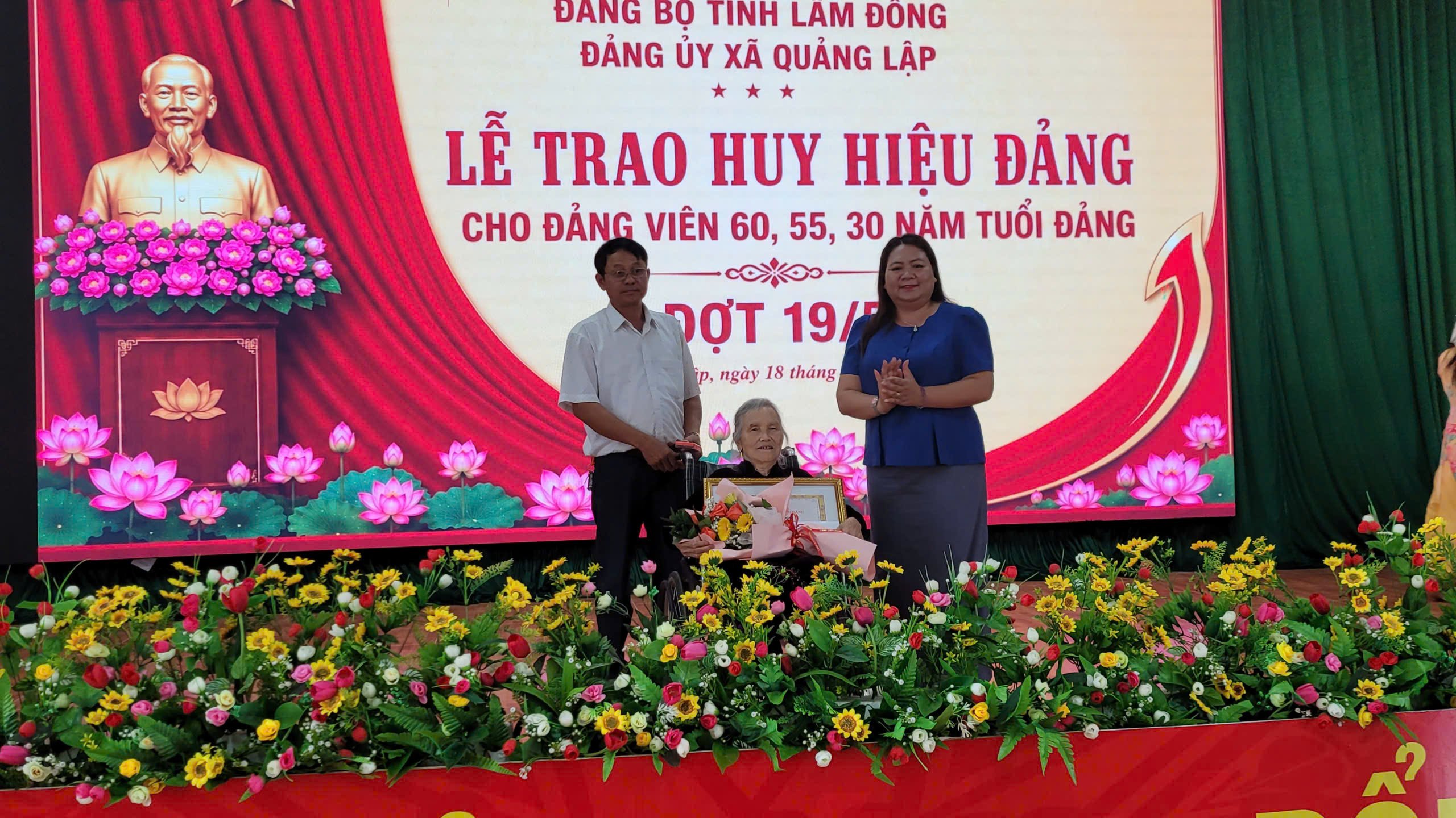 ĐẢNG ỦY XÃ QUẢNG LẬP TRAO HUY HIỆU ĐẢNG ĐỢT 19/5, NHÂN KỶ NIỆM 136 NĂM NGÀY SINH CHỦ TỊCH HỒ CHÍ MINH