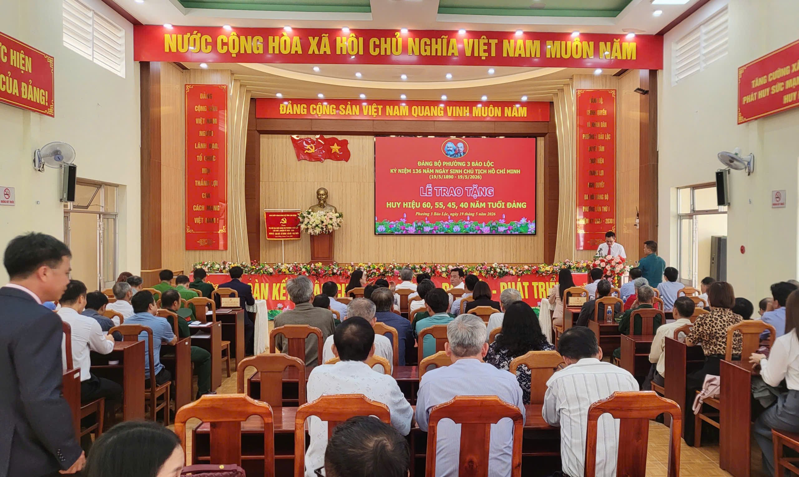 Phường 3 Bảo Lộc: Trao Huy hiệu Đảng đợt 19/5 cho các đảng viên lão thành