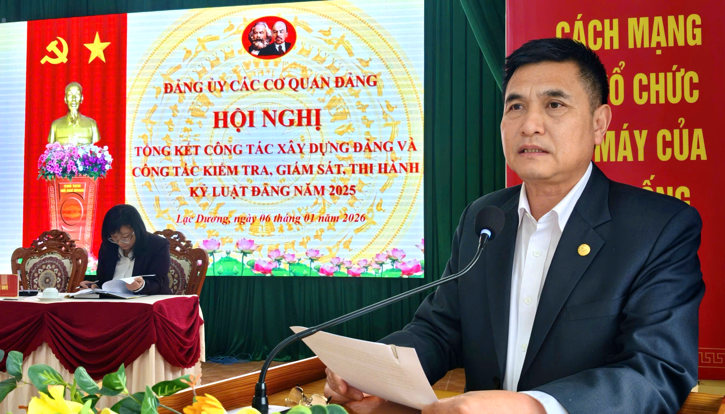 Đồng chí Đỗ Khắc Lợi Phó Bí thư Thường trực Đảng ủy xã, Bí thư Đảng ủy các cơ quan Đảng phát biểu khai mạc hội nghị