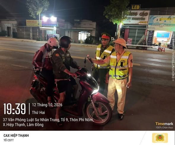 Công an xã Hiệp Thạnh phối hợp Phòng Cảnh sát giao thông kiểm tra nồng độ cồn, xử lý nghiêm các vi phạm trật tự an toàn giao thông.