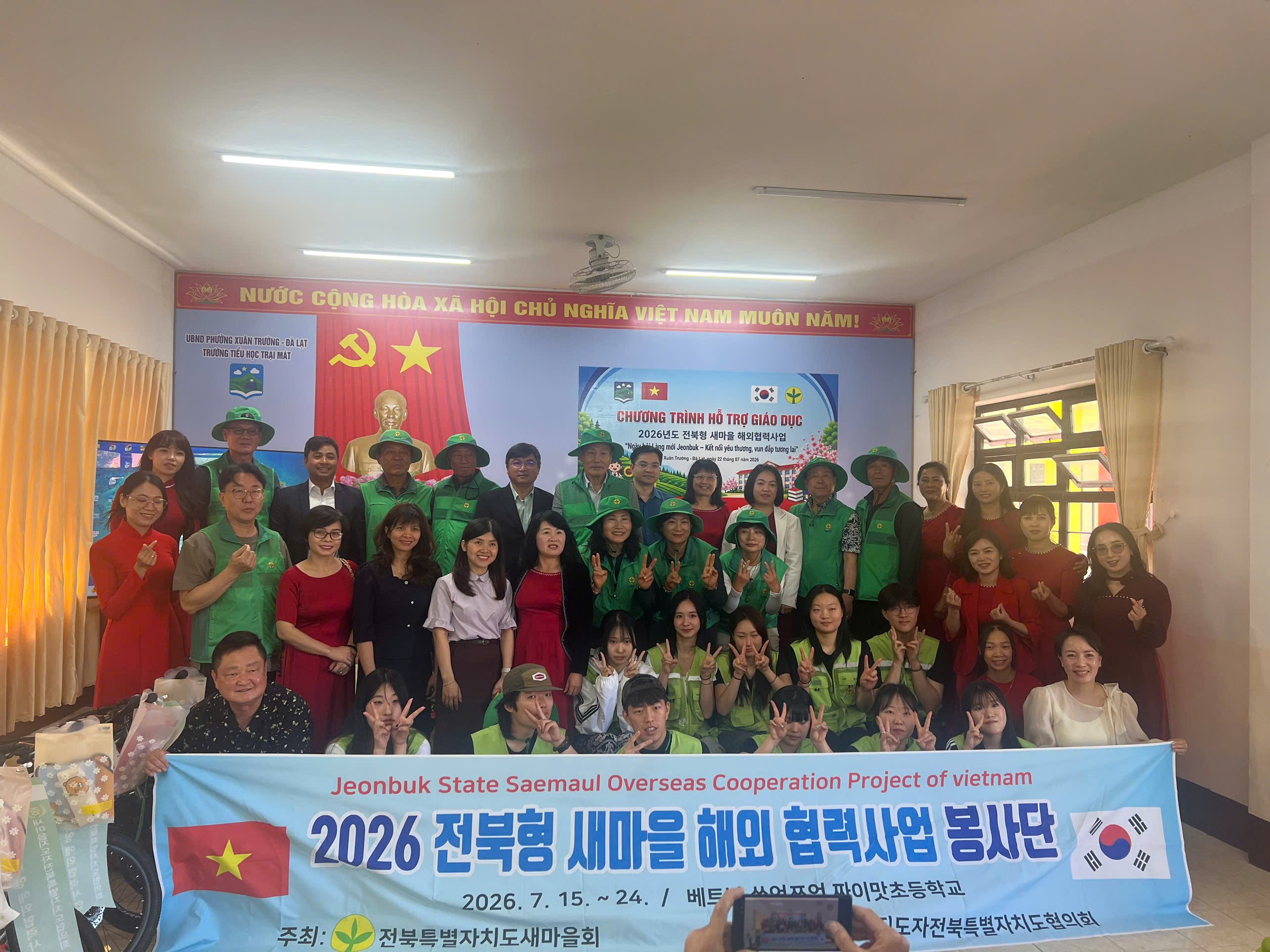 Đoàn tình nguyện tỉnh Jeollabuk (Hàn Quốc) trao xe đạp, cải tạo trường học tại Lâm Đồng