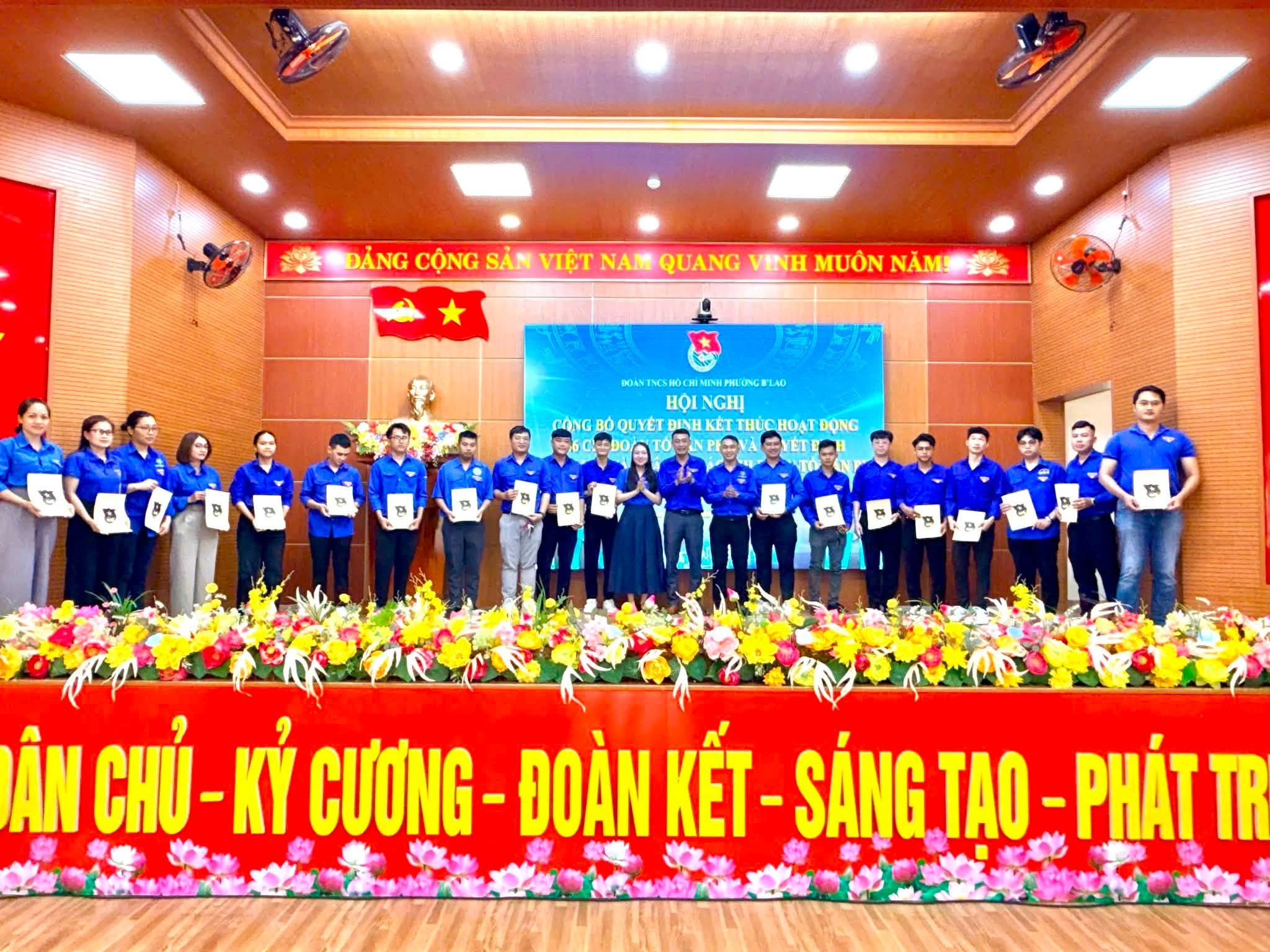 Đoàn phường B’Lao công bố, trao quyết định thành lập các Chi đoàn tổ dân phố sau sắp xếp đơn vị hành chính