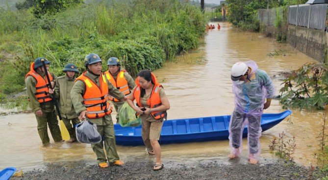 Phường 3 Bảo Lộc: Lượng mưa giảm, mực nước ở các khu vực sông, suối hạ thấp, người dân quay về dọn dep nhà cửa và sinh hoạt bình thường