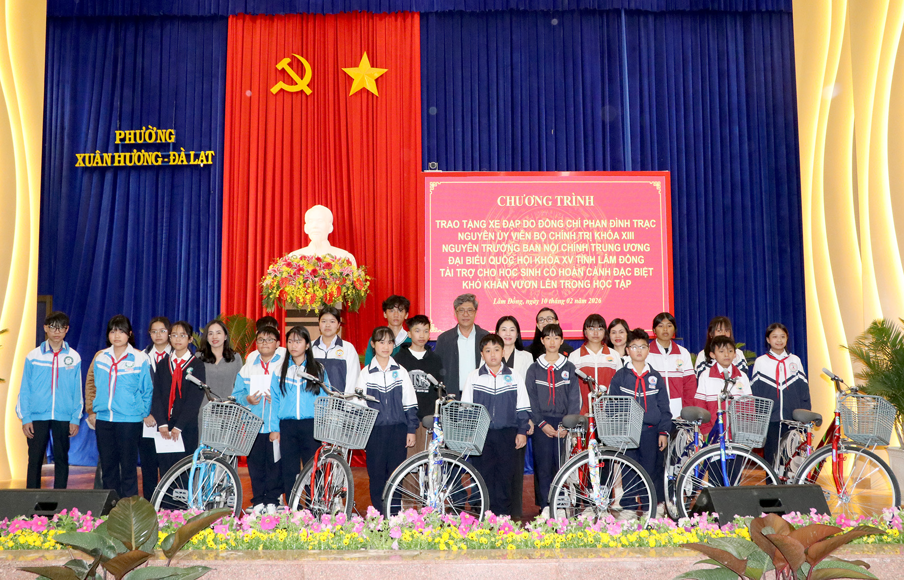 Phó Chủ tịch UBND tỉnh Nguyễn Minh dự Chương trình trao tặng xe đạp cho học sinh có hoàn cảnh đặc biệt khó khăn