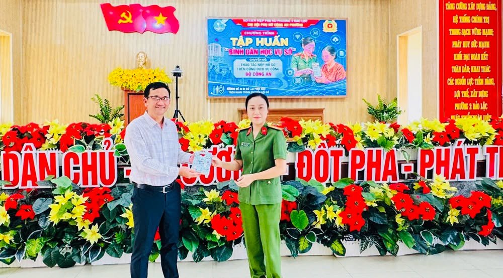 Phường 2 Bảo Lộc đẩy mạnh tập huấn “Bình dân học vụ số” trên nền tảng trực tuyến mở đại trà MOOCs