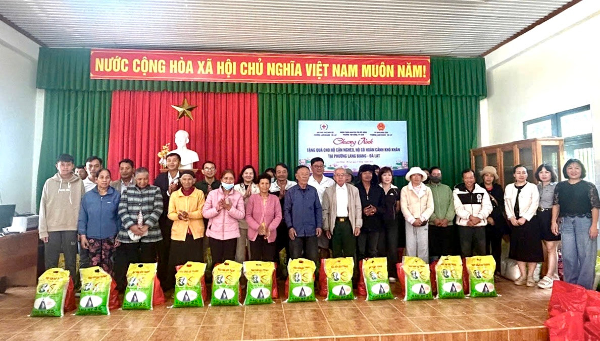 Trao 100 phần quà cho hộ dân khó khăn phường Lang Biang - Đà Lạt