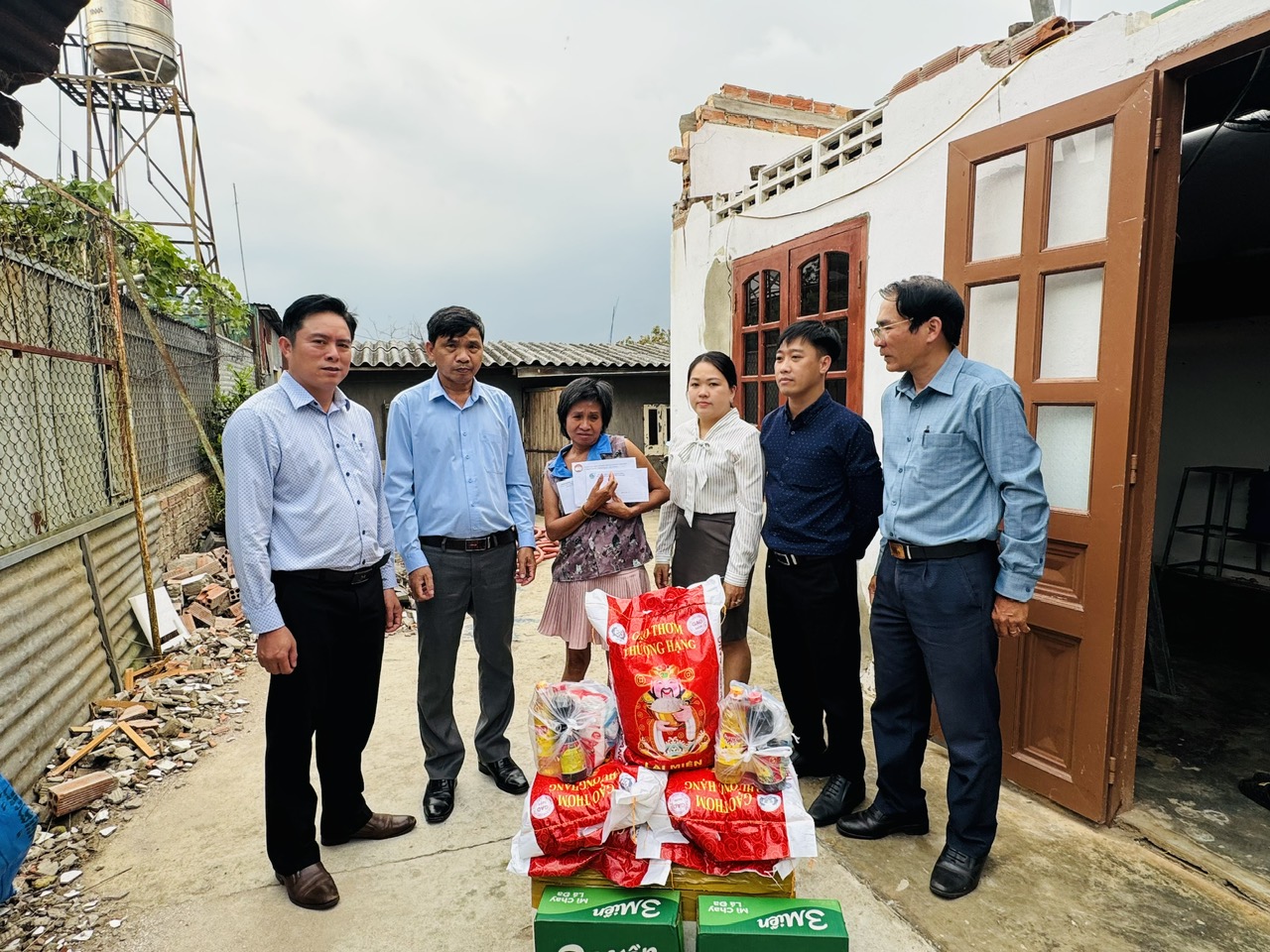 Thăm hỏi, trao hỗ trợ gia đình bà Đoàn Thị Bích bị ảnh hưởng bởi thiên tai