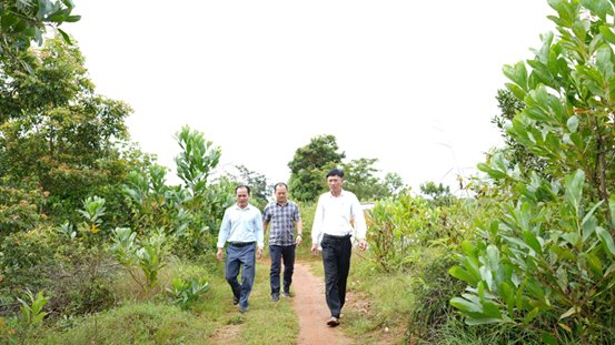 Bí thư Đảng ủy xã Quảng Trực khảo sát, thăm hỏi các hộ nghèo