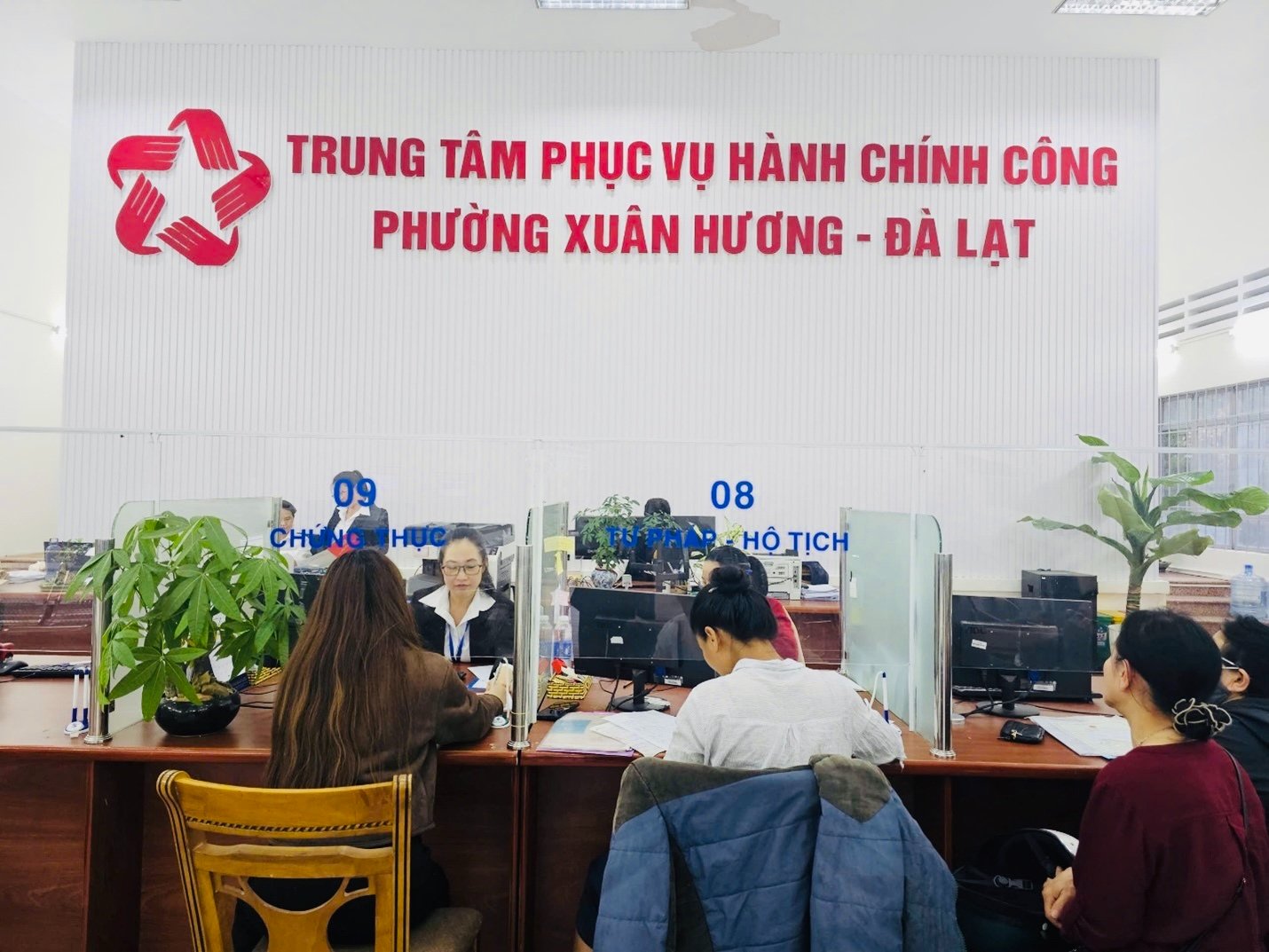 Nâng cao hiệu quả giải quyết thủ tục hành chính từ mô hình ủy quyền chứng thực tại phường Xuân Hương - Đà Lạt