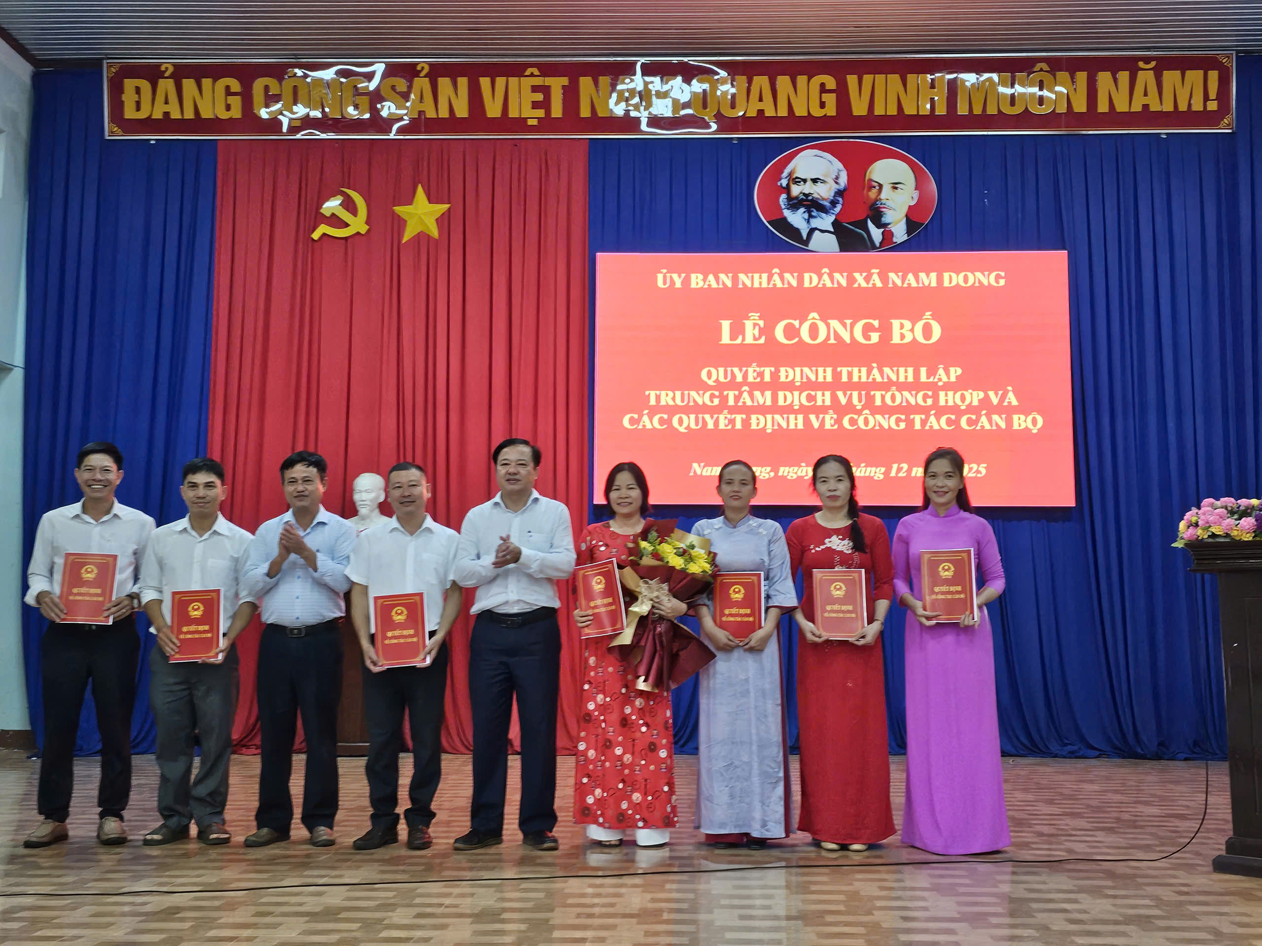 UBND xã Nam Dong tổ chức Lễ công bố Quyết định thành lập Trung tâm Dịch vụ tổng hợp và các Quyết định về công tác cán bộ