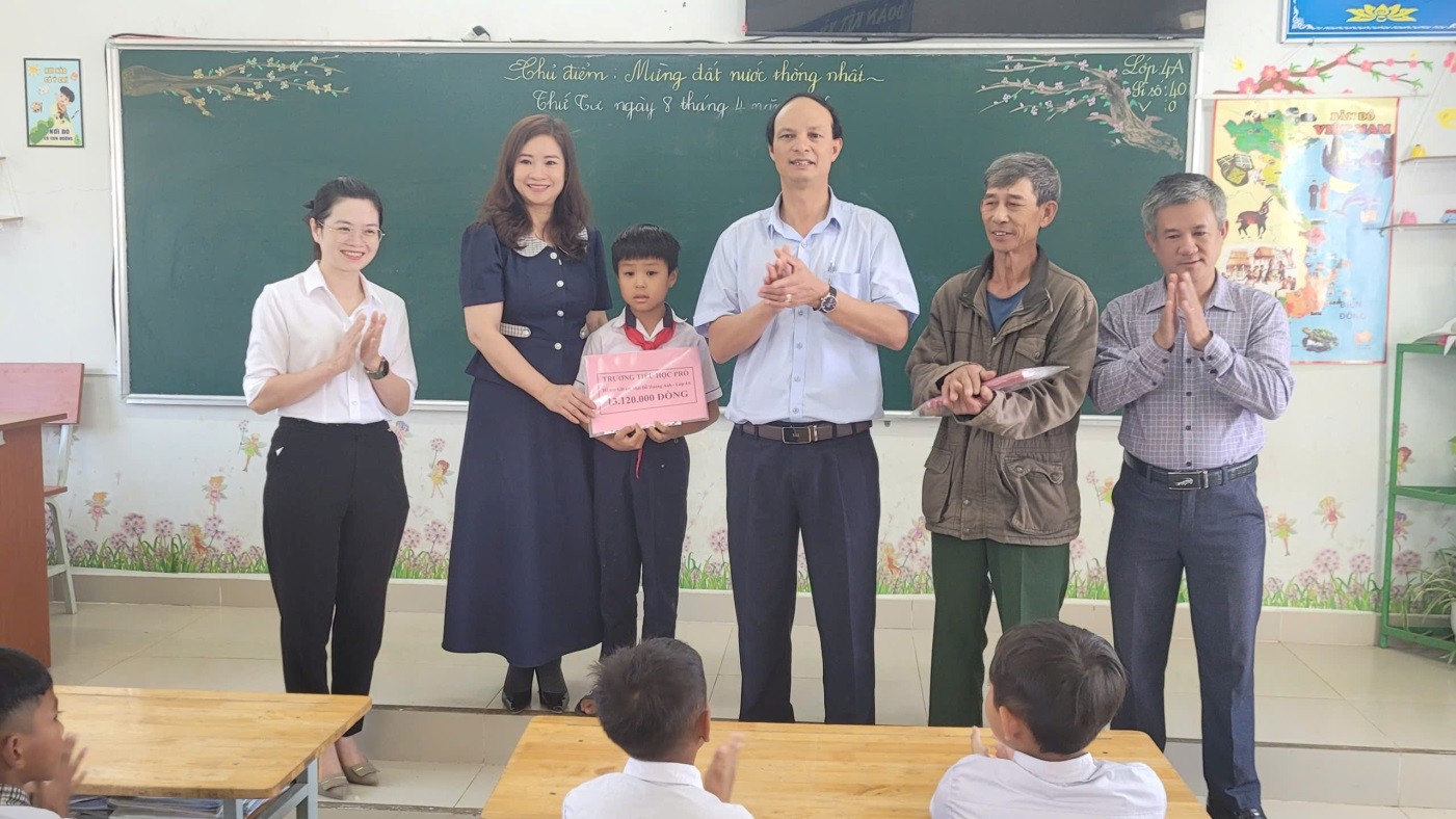 QUẢNG LẬP TRAO HỖ TRỢ CHO GIA ĐÌNH HỌC SINH CÓ HOÀN CẢNH KHÓ KHĂN BỊ TAI NẠN GIAO THÔNG