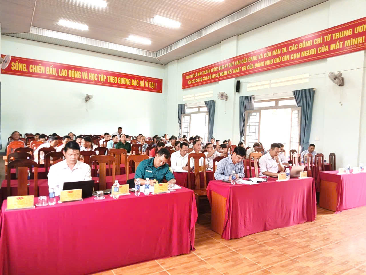 Hội nghị tiếp xúc cử tri xã Quảng Tín: Dân chủ, thẳng thắn và trách nhiệm
