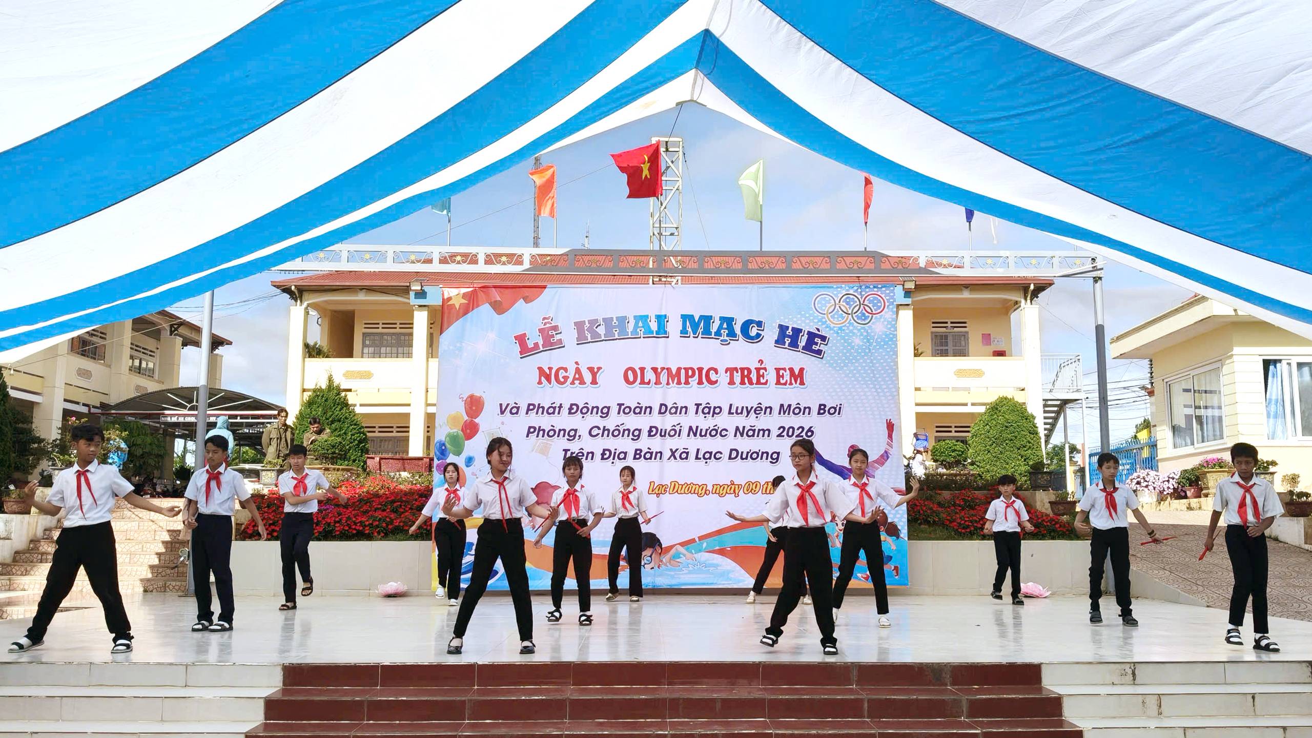 Xã Lạc Dương tổ chức Lễ khai mạc hè, ngày Olympic trẻ em và phát động toàn dân tập luyện môn bơi phòng, chống đuối nước năm 2026
