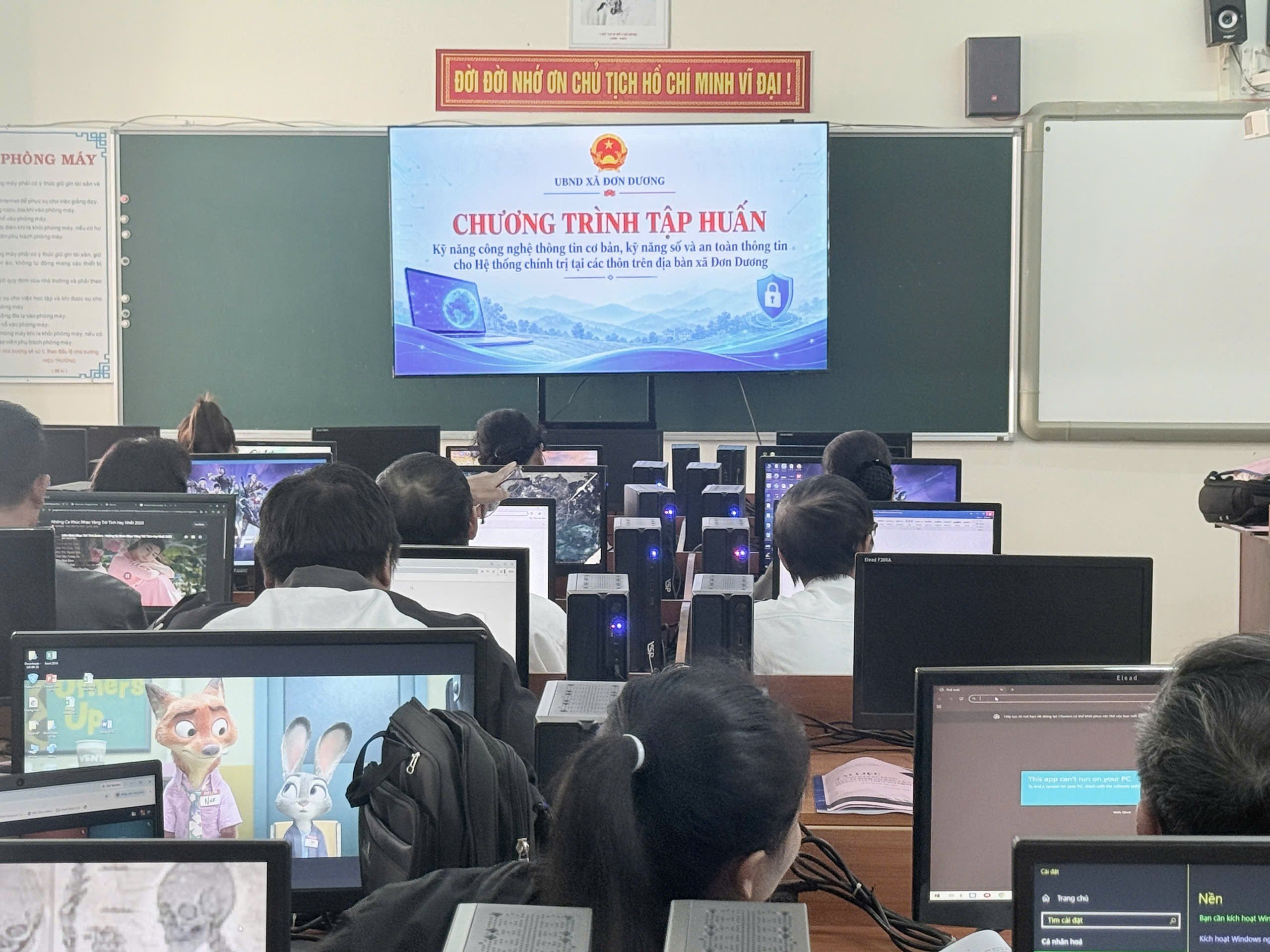 ĐƠN DƯƠNG TỔ CHỨC TẬP HUẤN KỸ NĂNG CÔNG NGHỆ THÔNG TIN, KỸ NĂNG SỐ CHO HỆ THỐNG CHÍNH TRỊ TẠI CÁC THÔN