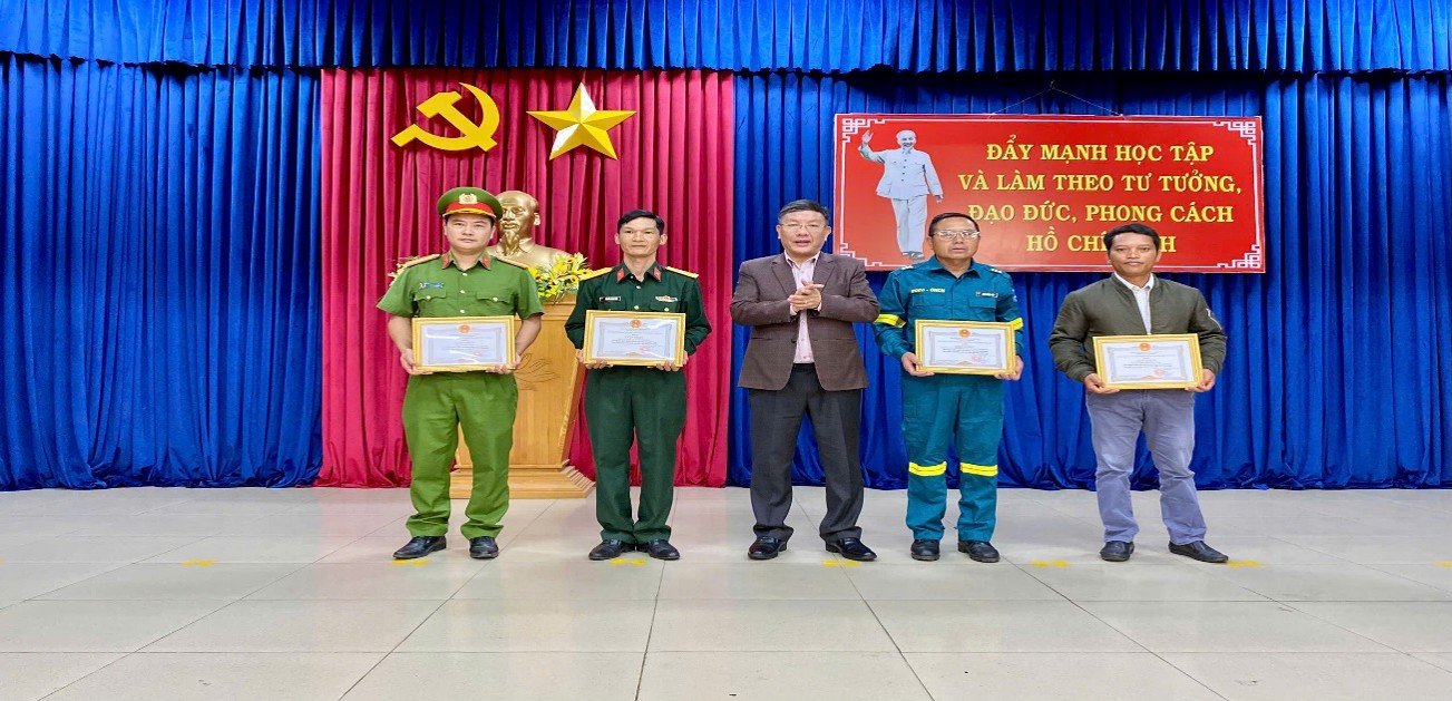 PHƯỜNG LANG BIANG - ĐÀ LẠT KHEN THƯỞNG ĐỘT XUẤT CÁC TẬP THỂ, CÁ NHÂN CÓ THÀNH TÍCH XUẤT SẮC TRONG CÔNG TÁC PHỐI HỢP TÌM KIẾM, CỨU NẠN, CỨU HỘ