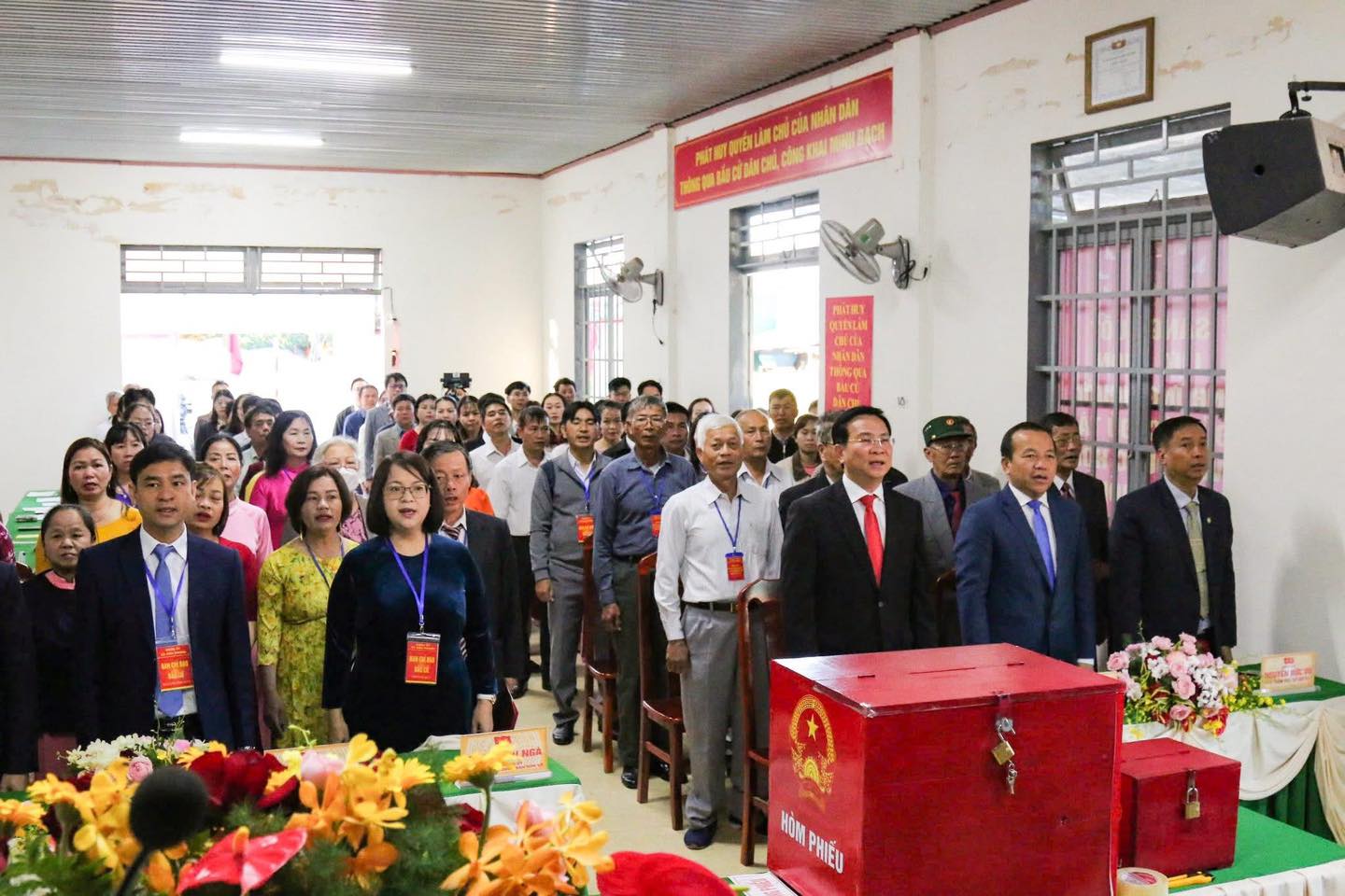CHỦ TỊCH UBND TỈNH LÂM ĐỒNG HỒ VĂN MƯỜI DỰ KHAI MẠC BẦU CỬ ĐẠI BIỂU QUỐC HỘI KHÓA XVI VÀ ĐẠI BIỂU HĐND CÁC CẤP TẠI XÃ ĐƠN DƯƠNG
