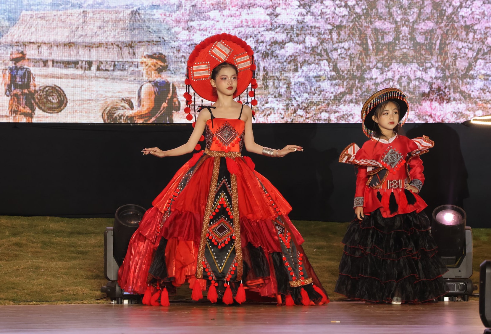 Lãnh đạo tỉnh Lâm Đồng tham dự Chương trình nghệ thuật Âm vang sắc hồng