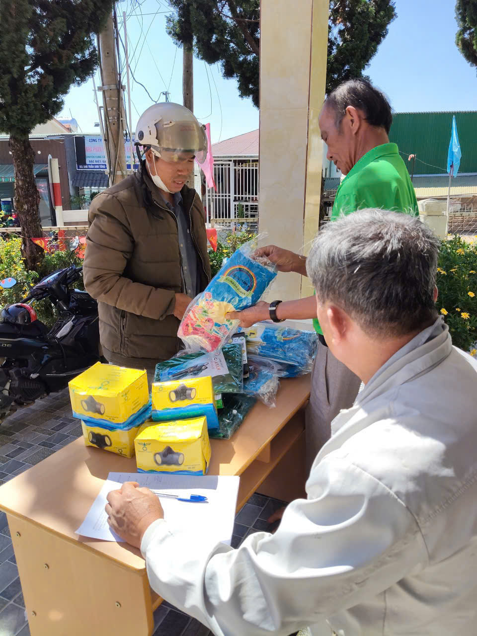 Tổ chức chương trình thu gom, vận chuyển và xử lý bao gói thuốc BVTV,  phụ phẩm cây trồng phát sinh từ hoạt động sản xuất nông nghiệp  năm 2026 trên địa bàn phường