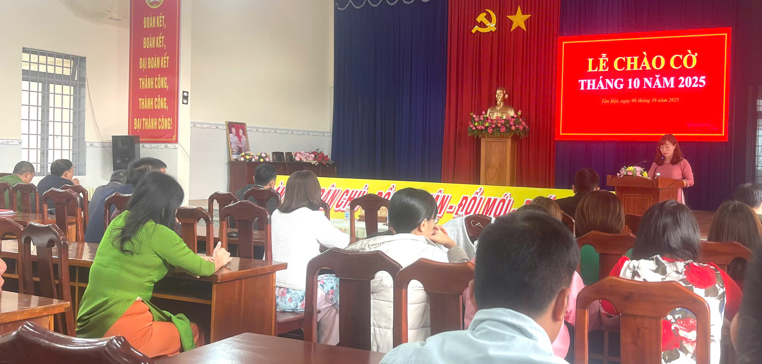 Lễ chào cờ tháng 10 năm 2025 tại Hội trường Đảng ủy – Nhà văn hóa xã N’Thôn Hạ (cũ) 