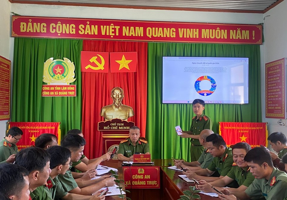 Công an xã Quảng Trực triển khai các hoạt động hưởng ứng Ngày Chuyển đổi số quốc gia năm 2026