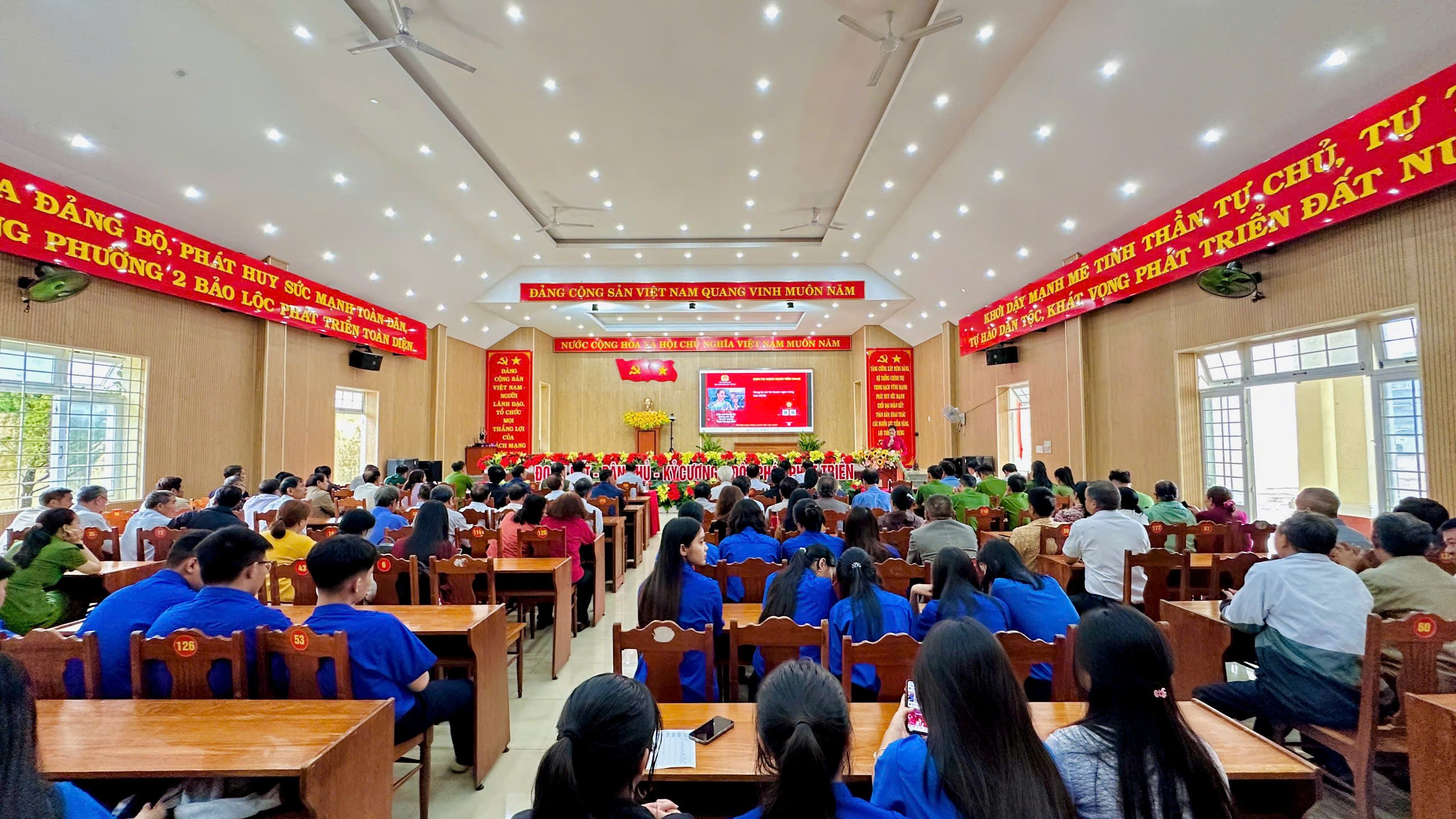 Phường 2 Bảo Lộc: Ra quân triển khai “Chiến dịch mùa hè số cùng VneID” – Phong trào bình dân học vụ số và Cải cách hành chính.