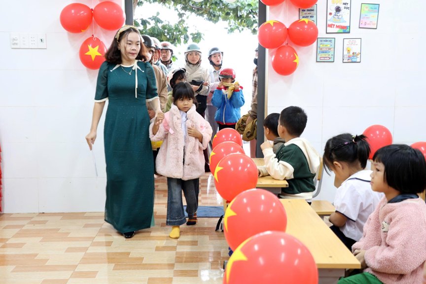 Quảng Trực cấp phát sách, vở và đồ dùng học tập cho học sinh trường Phổ thông nội trú