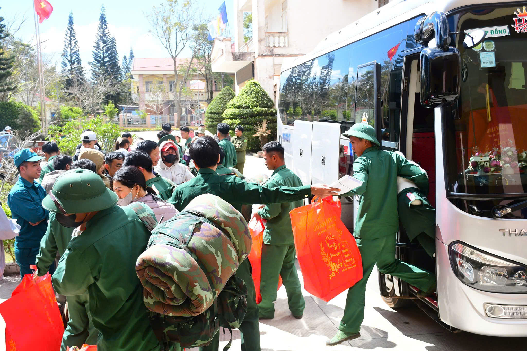 TRANG TRỌNG LỄ ĐÓN 34 QUÂN NHÂN HOÀN THÀNH NGHĨA VỤ QUÂN SỰ TRỞ VỀ ĐỊA PHƯƠNG