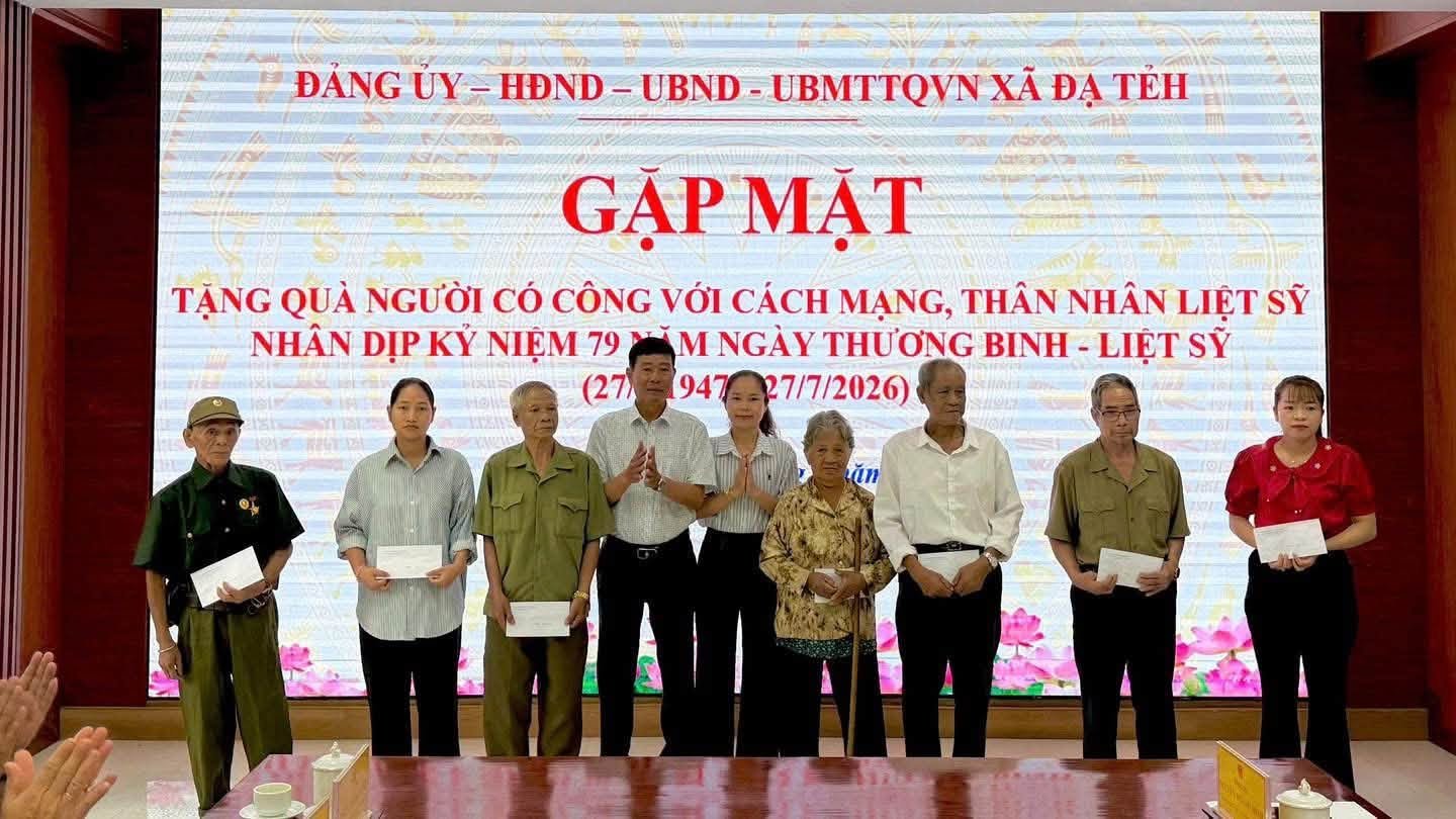 ĐẢNG ỦY - HĐND - UBND - ỦY BAN MTTQ VIỆT NAM XÃ ĐẠ TẺH TỔ CHỨC GẶP MẶT, TẶNG QUÀ NGƯỜI CÓ CÔNG NHÂN DỊP KỶ NIỆM 79 NĂM NGÀY THƯƠNG BINH - LIỆT SĨ