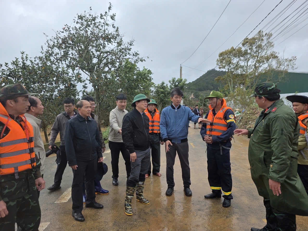 Chủ tịch UBND tỉnh Lâm Đồng Hồ Văn Mười trực tiếp kiểm tra và chỉ đạo khắc phục hậu quả mưa lũ tại xã D’ran