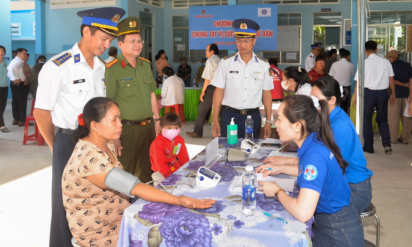 Cảnh sát biển 3 và Bệnh viện Hùng Vương chung tay chăm sóc sức khỏe ngư dân
