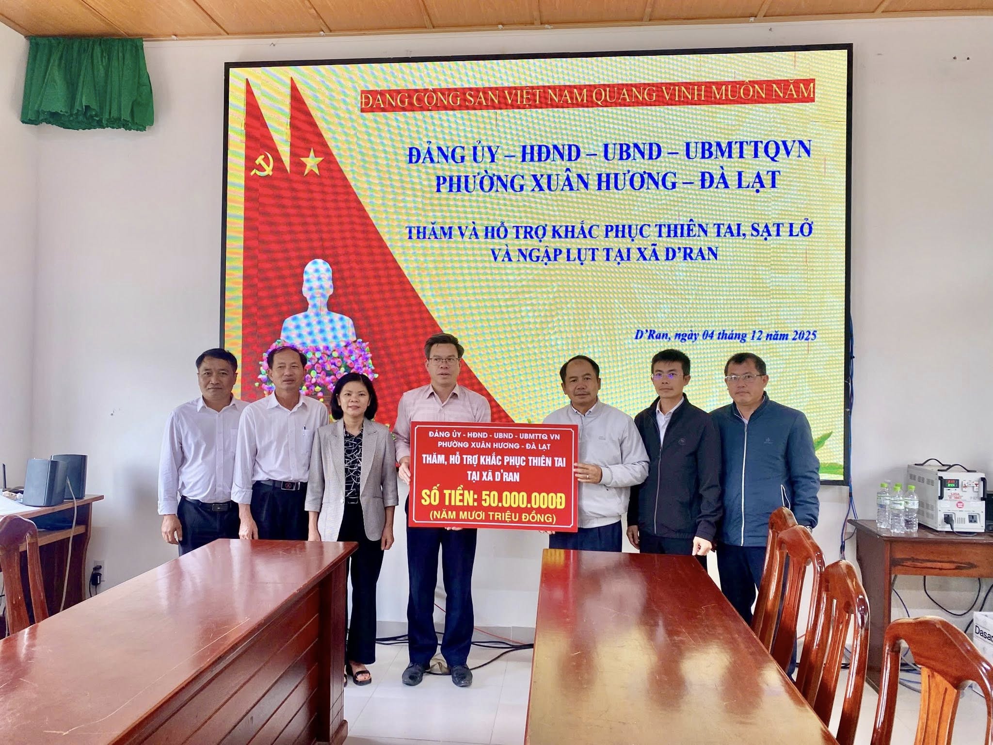 PHƯỜNG XUÂN HƯƠNG - ĐÀ LẠT THĂM HỎI, HỖ TRỢ KHẮC PHỤC THIÊN TAI CHO XÃ D’RAN BỊ THIỆT HẠI NẶNG DO MƯA LŨ 