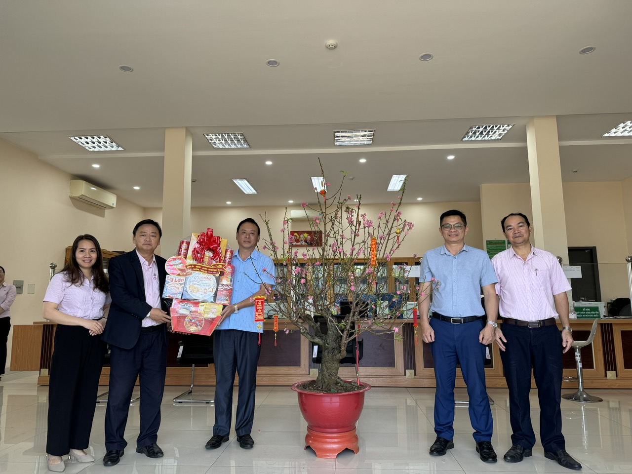  Lãnh đạo Đảng ủy Phường 3 Bảo Lộc thăm và chúc Tết phòng giao dịch NHCSXH Bảo Lộc