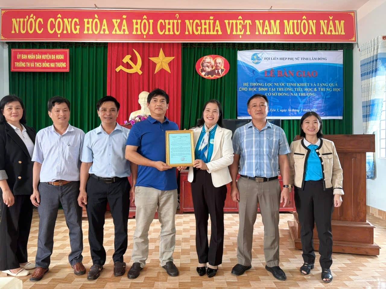 Hội Liên hiệp Phụ nữ tỉnh Lâm Đồng bàn giao công trình nước uống tinh khiết cho học sinh và bàn giao mái ấm tình thương tại xã Cát Tiên 3